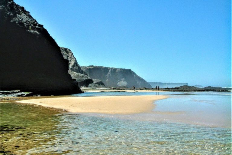A costa vicentina é conhecida pelas suas incríveis praias selvagens e ser palco de competições de surf de nível mundial
